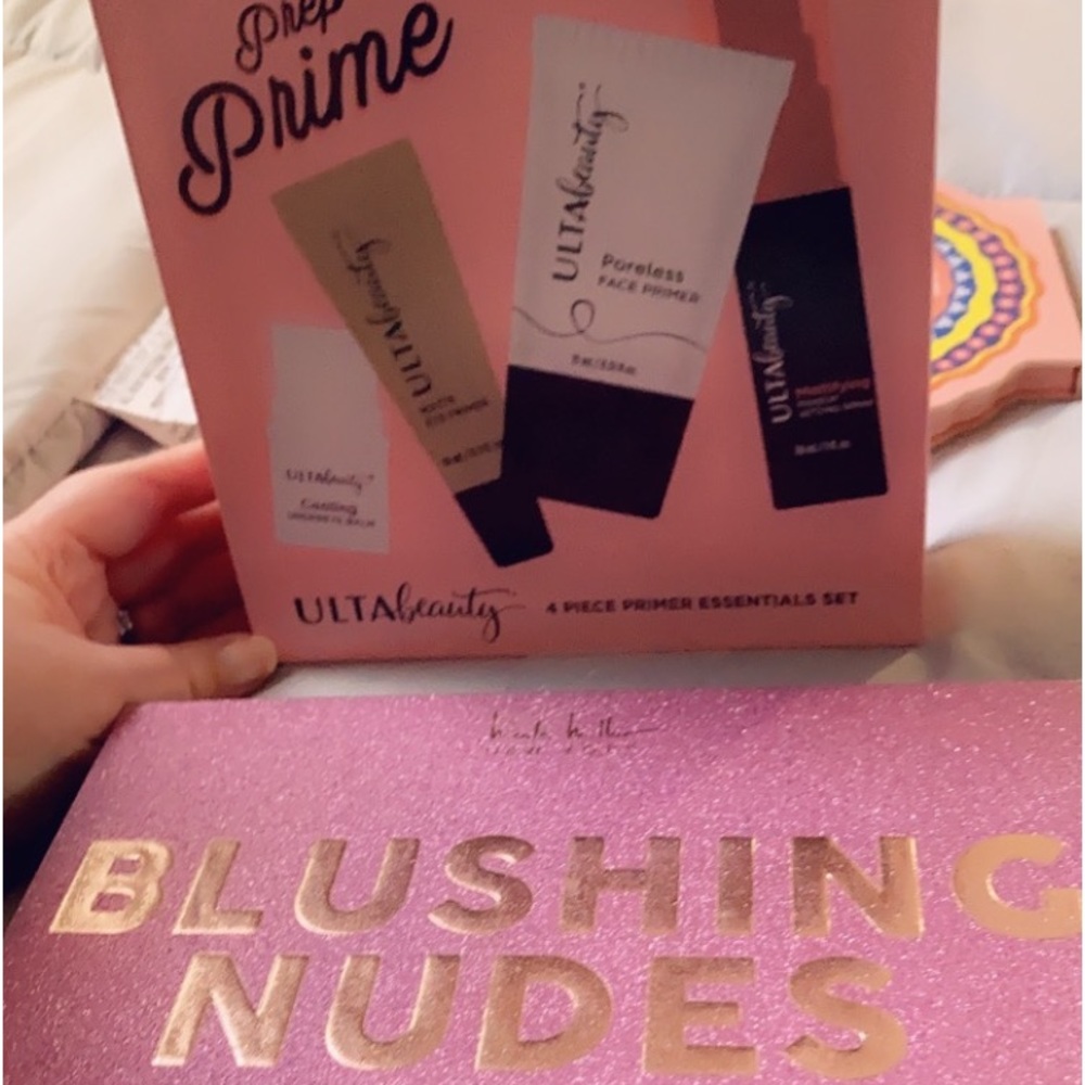 SOLD!!Nicole Miller Blushing Nudes eyeshadow palette. Ulta Prep and Prime